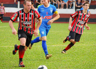 Cometa vence em casa