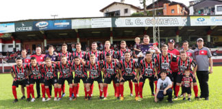 Cometa vence em casa