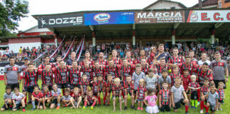 Cometa perde na sua estreia em casa