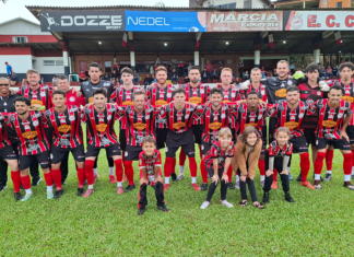 Cometa vence na estreia