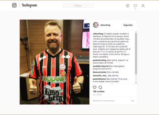 Comentarista da Rádio Gaúcha recebe camisa do Cometa