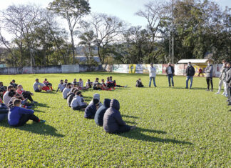 Atletas do futebol internacional visitam alunos das categorias de base