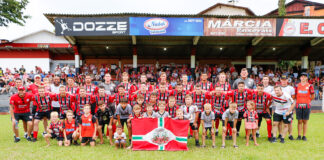 Cometa goleia na estreia em casa